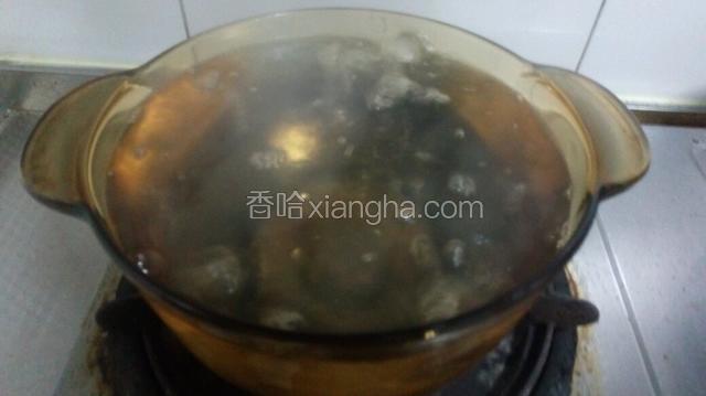 这时的水已经开了，将水倒入肉锅中
