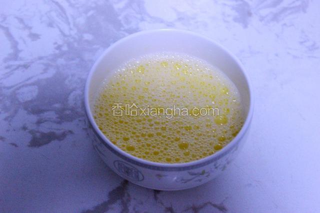 一个鸡蛋加入适量清水搅匀（我放了大约50g清水）