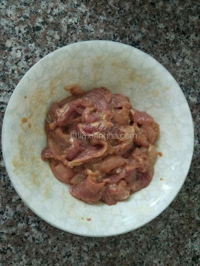 瘦肉切片装碗，放入淀粉，生抽，耗油抓匀腌制10分钟；