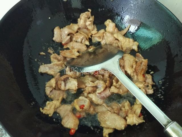 划散后立刻盛出装盘备用别炒老了，锅内留余油；