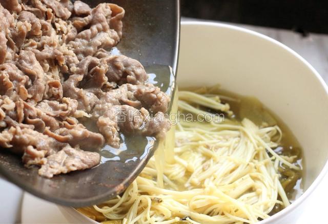 开锅后连汤倒入汤碗中。