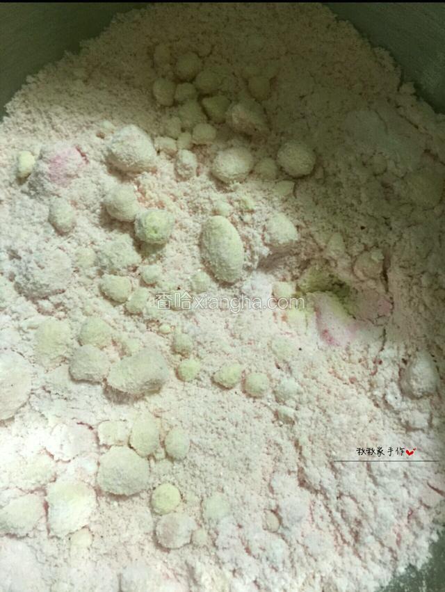 首先将杏仁粉，糖粉，色粉混合过筛