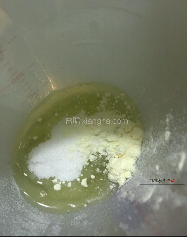 蛋清分次加入砂糖和蛋白粉打发