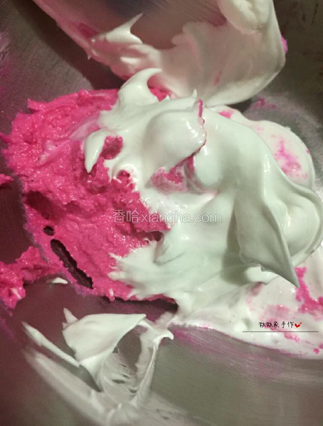 分三次加入蛋白霜进tpt粉里（混合好的杏仁粉）