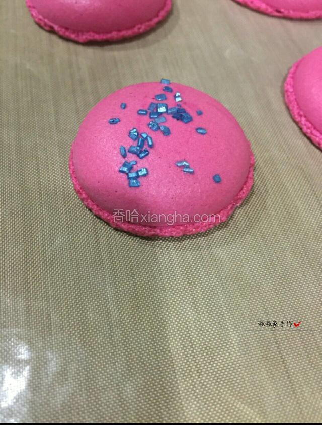 凉皮表面不粘手即可，放进预热好160℃的烤箱烤17～8
