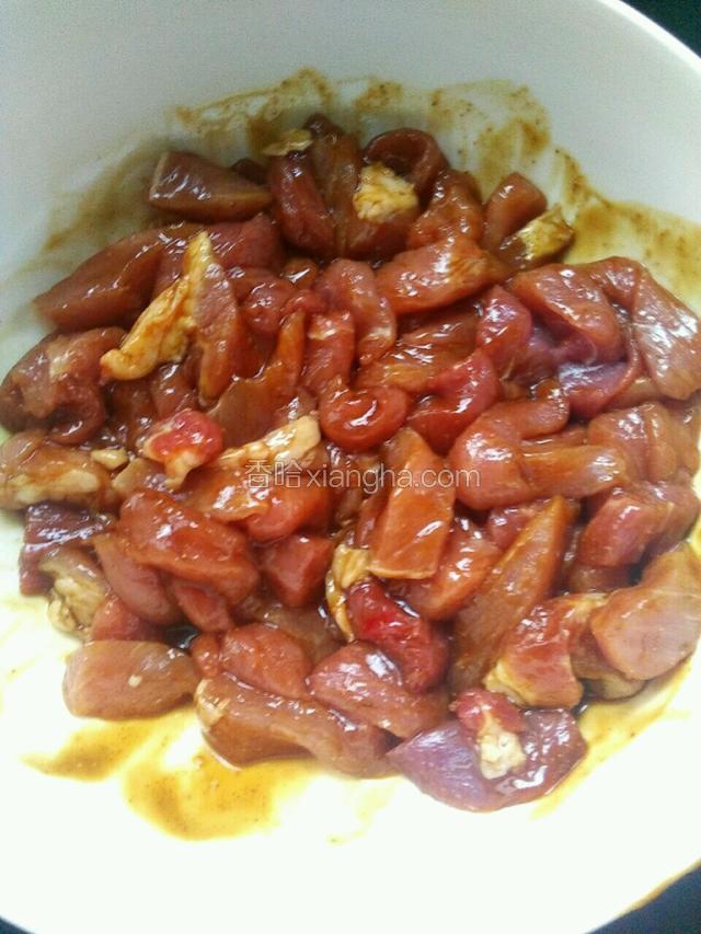 把肉切成条用调味料淹制，

