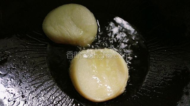 锅要烧热，一定要烧热。
倒入适量的油，油微热放入年糕。