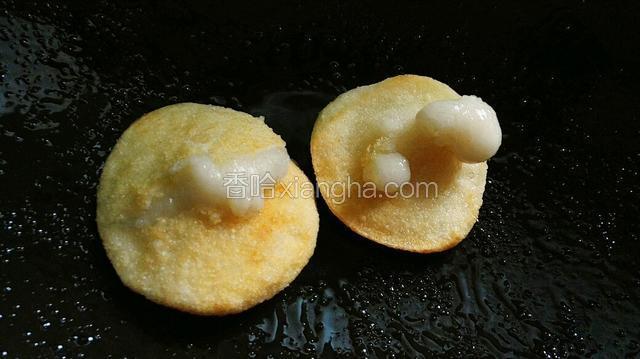 煎至这个样子就好了，倒出多余的油。
开小火。