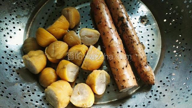 食材板栗和山药。板栗我这已经是剥好皮的。