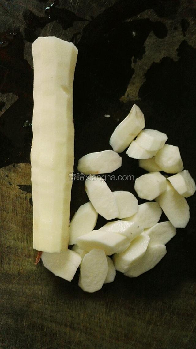 山药去皮，并切小块。