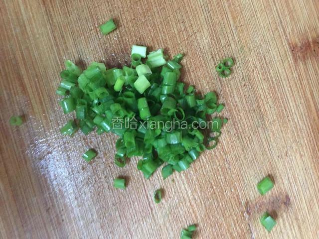 然后把葱切碎备用