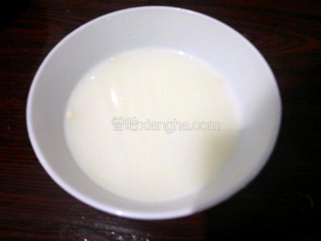 温水冲泡酵母粉，静置五分钟
