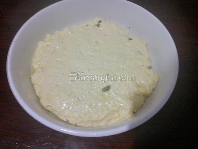 换一个盆，均匀抹油，把面糊平摊于盆内