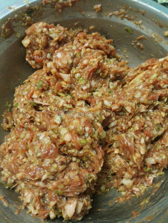 加入盐，鸡精调味即可