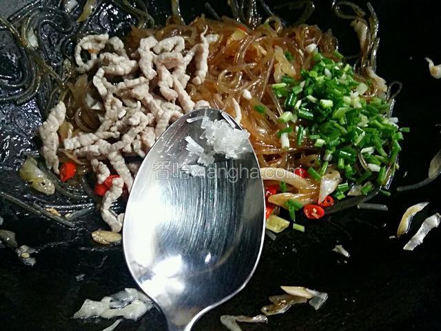 最后，把肉丝和葱花倒入锅内，加味精0.5克，炒均匀出锅装盘。这道酸辣开胃的“泡菜苕粉肉丝”就做好了