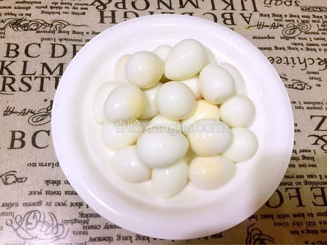 把鹌鹑蛋去壳备用