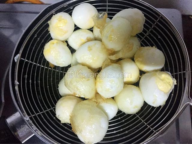 小火炸至金黄色捞出沥干油分备用