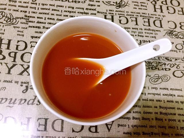 取一个碗：加入番茄酱、生抽、白醋、白糖、盐、鸡精、淀粉、清水搅拌成酱汁备用