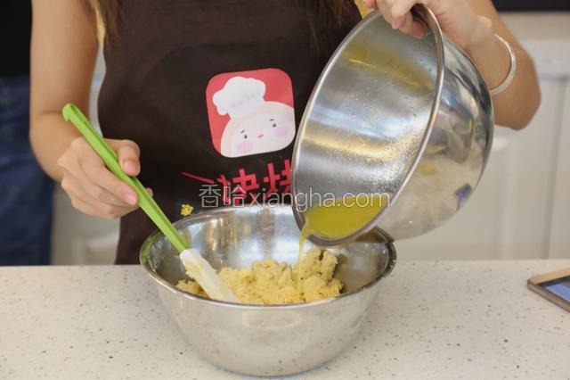 5.将冷藏好的蛋黄水，导入黄油粉中，搅拌均匀
