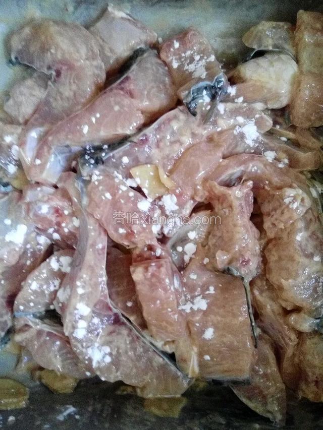 把蛋液倒在鱼肉上，搅拌均匀。再加上淀粉，大约薄薄的一层。