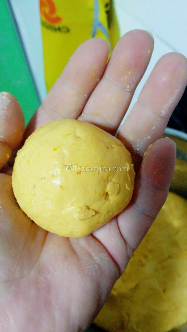 揪一块面团，揉成鸡蛋大小的面团。
