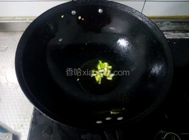 锅里放少许油，把葱放进去炒出香味。