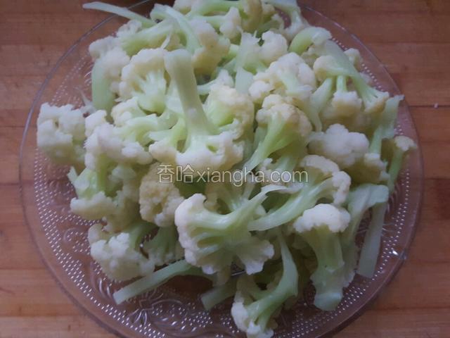 菜花焯水后捞出来用凉水冲洗控水！