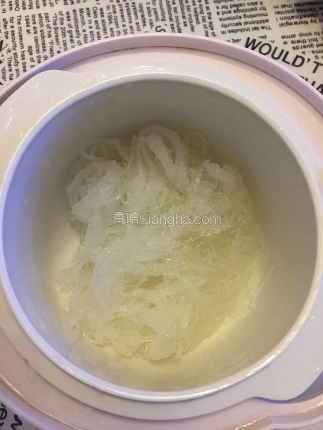 燕盏用矿泉水泡软，挑干净小绒毛，小绒毛可以吃，但是我一般都是挑的比较干净才开始炖煮。