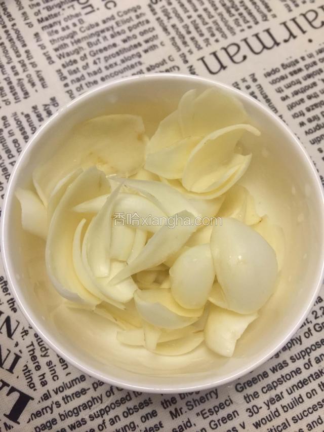 百合掰成小瓣的，洗干净备用