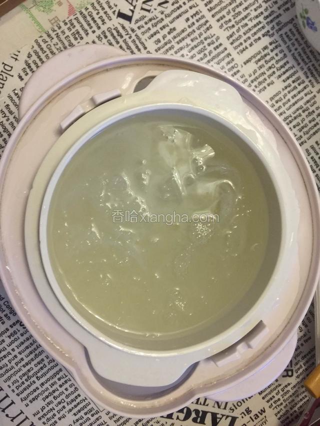 燕窝放到炖盅里倒矿泉水或者纯净水都可以，水量刚好沫过燕窝就可以了