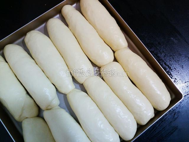 放入烤箱，底部放一碗热水，在温度为38℃，湿度为75％的环境里进行最后发酵。
发酵至2倍大，手轻碰面团不会回弹即发酵完成。
取出烤盘后，预热烤箱180度。