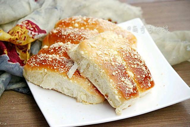 成品图。
对揉面，发酵不熟悉，做面包经常失败的朋友，可以去我主页菜谱栏里找“教你手揉15分钟轻松出膜”的菜谱，里面有非常详细的介绍。
还有经常有人问道你的菜谱是用面包机揉面的，那我可以手揉吗，要多久呢，这个问题我觉得根本就不是问题，不管手揉机揉，配方是一样的。
至于揉多久，每个人手法熟练程度不同，或者面包机厨师机出膜效率不同时间都会不同。
我用的是美的的面包机，揉面过程中用剪刀随意剪几下，最后取出在案板上摔打几次就出膜了，全程不超过40分钟。