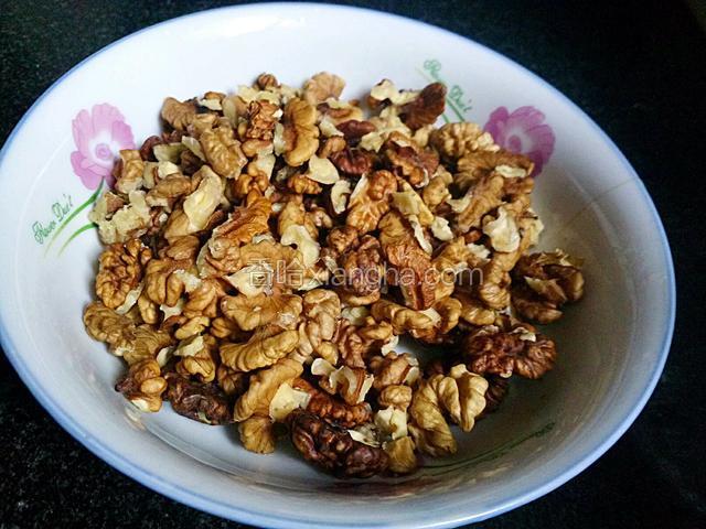 在发面期间，把核桃去壳，做出核桃仁