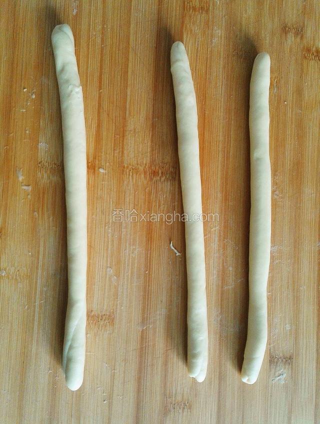 醒好后拿面团搓成长条，三个一组

