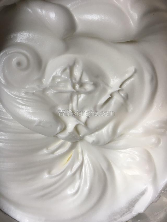 依次加入剩下的糖继续打发至干性发泡，我都是打至九分发的