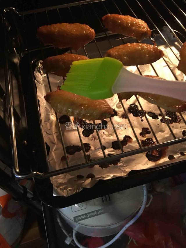 蜂蜜加少许的清水，调匀。15分钟后，将鸡翅拉出烤箱的一半，两面均匀涂上蜂蜜水，另外一面也烤15分钟。全程一共烤30分钟。