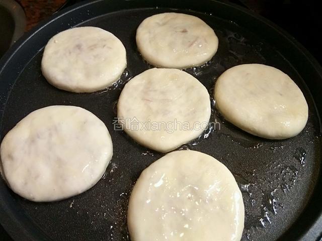 饼的表面也涂上一层油。