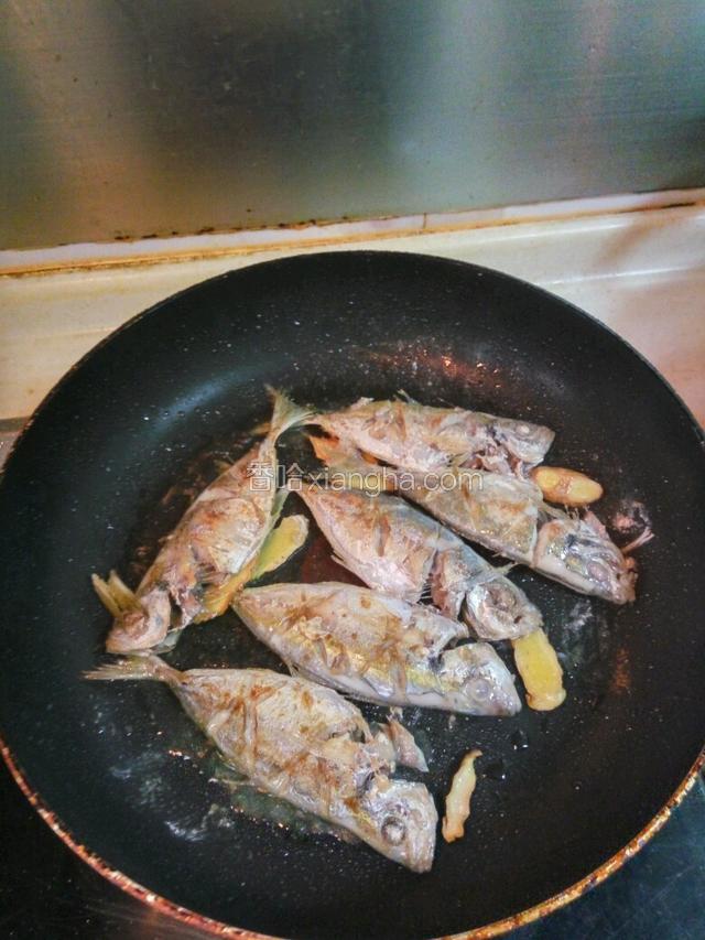 翻面再煎，直到两面金黄