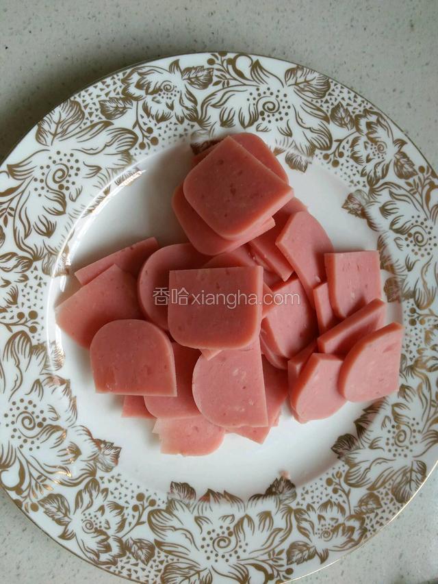 火腿切片，一半做装饰，一半留着做炒菜