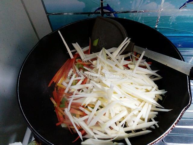 再下去茭白一起翻炒均匀。