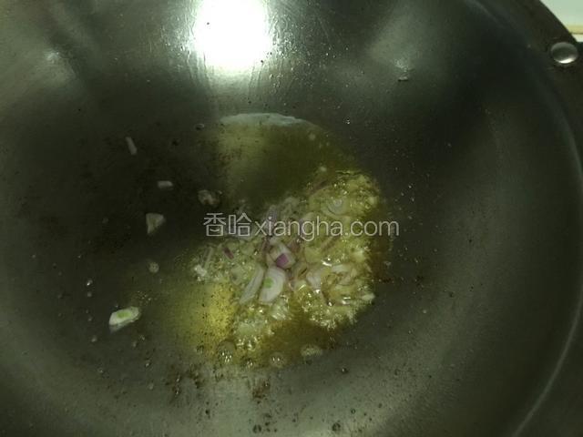 30分钟后肉炖好，炒锅大火加热，放油，油五成热放入葱末爆香。