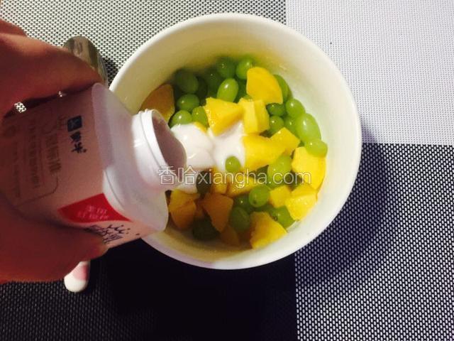 倒入酸奶～爱倒啥牌子，你就倒啥牌子的酸奶。