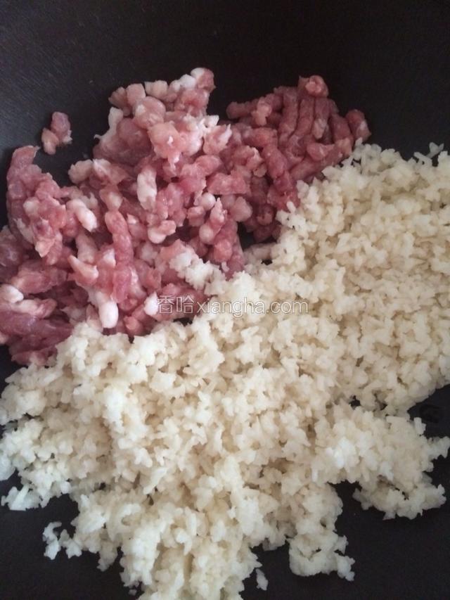 把剁碎的莲藕放入肉馅中。