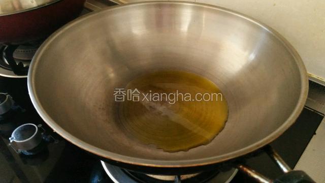 锅中下油，小火