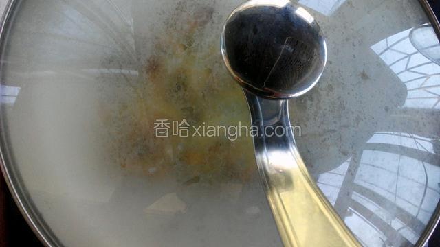 用牙签扎肉饼，牙签干干净净就说明肉饼熟了，盖上锅盖，焖两分钟