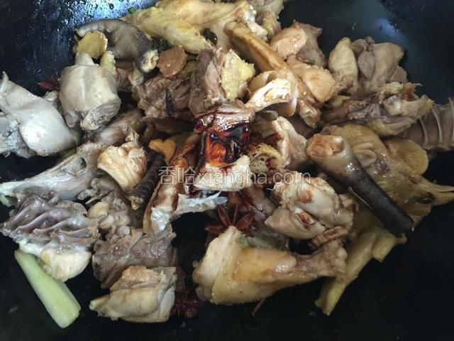 待鸡肉中的水分炒干，加入花椒粉、生抽、老抽、蚝油，八角、桂皮、香叶。