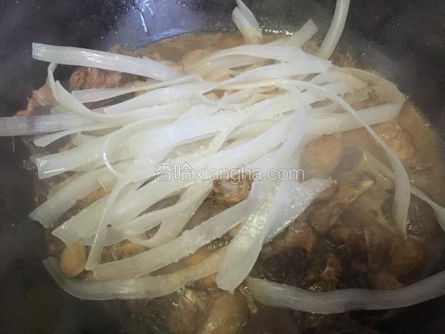 四十分钟后，汤大约收到一半，放粉条。继续炖煮五分钟，收汤，熄火。