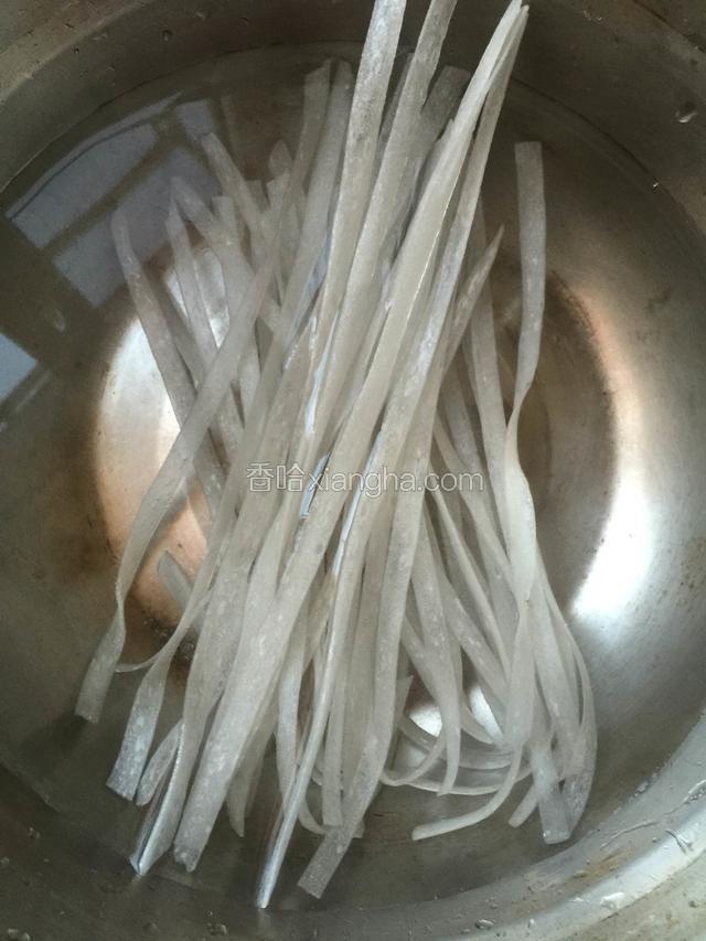 粉条提前用清水泡5-6小时。