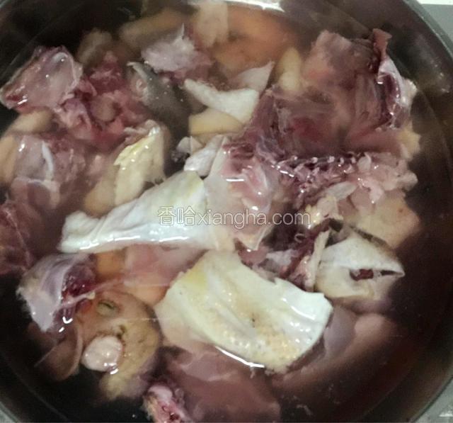鸡剁成块，凉水下锅，焯去血沫。