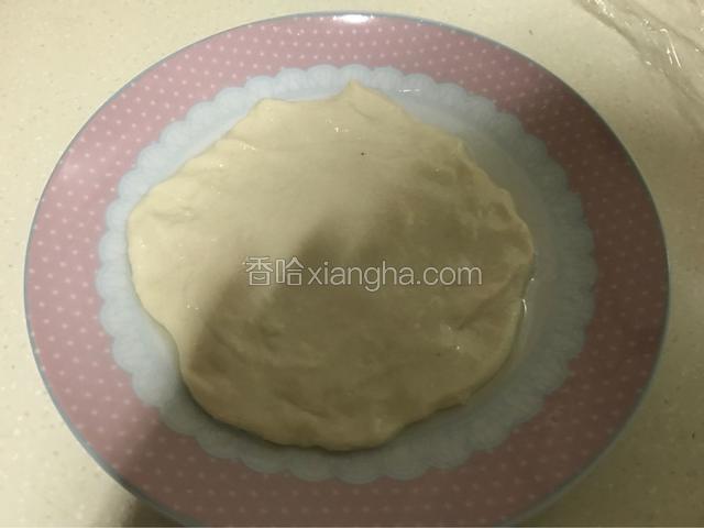 在碟子里抹上油，手上也抹上油，取三分之一的面团，用手指压平，面很软很好压。
